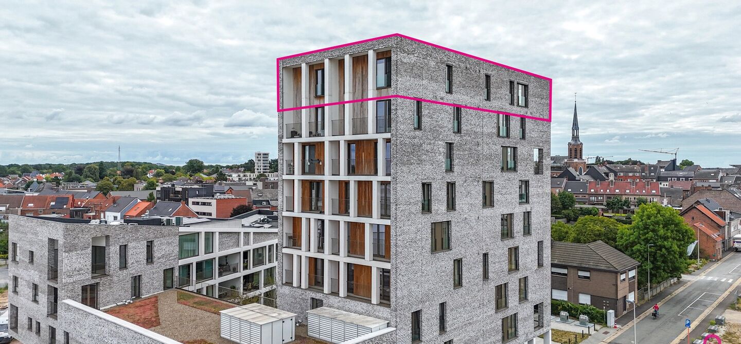 Uniek luxueus penthouse (221m&sup2;) met 2 slpks, 2 ensuite badkamers, 41m&sup2; terras en adembenemend uitzicht in centrum Beringen!

Bij ImmoFusion 7/7 &ldquo;open huis&rdquo; : klik op onze 3D-TOUR.
Ervaar vastgoed alsof je er zelf doorloopt!

Welkom in dit exclusieve