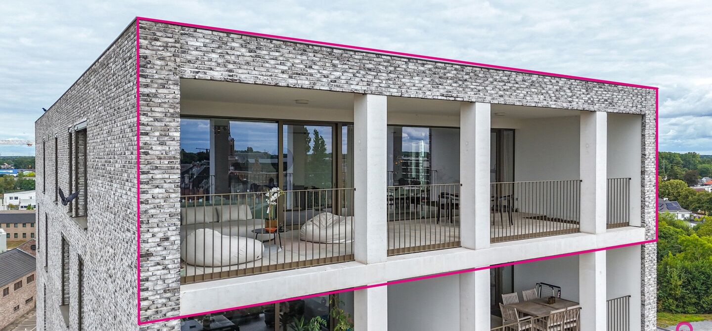 Uniek luxueus penthouse (221m&sup2;) met 2 slpks, 2 ensuite badkamers, 41m&sup2; terras en adembenemend uitzicht in centrum Beringen!

Bij ImmoFusion 7/7 &ldquo;open huis&rdquo; : klik op onze 3D-TOUR.
Ervaar vastgoed alsof je er zelf doorloopt!

Welkom in dit exclusieve