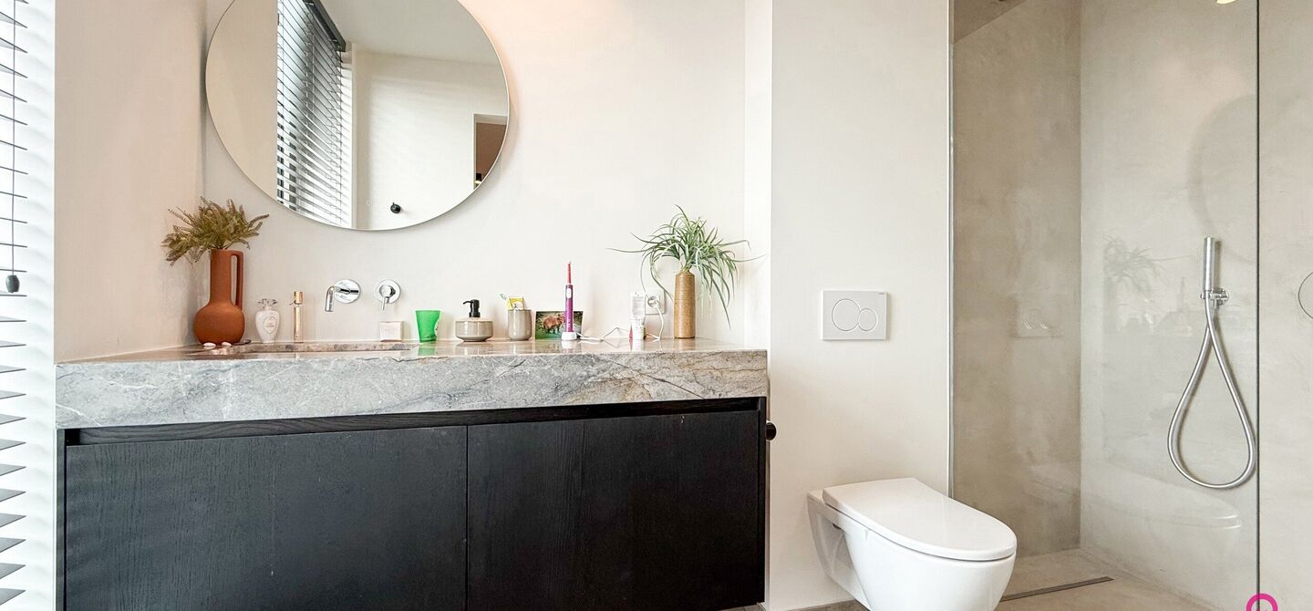 Uniek luxueus penthouse (221m²) met 2 slpks, 2 ensuite badkamers, 41m² terras en adembenemend uitzicht in centrum Beringen!

Bij ImmoFusion 7/7 “open huis” : klik op onze 3D-TOUR.
Ervaar vastgoed alsof je er zelf doorloopt!

Welkom in dit exclusieve